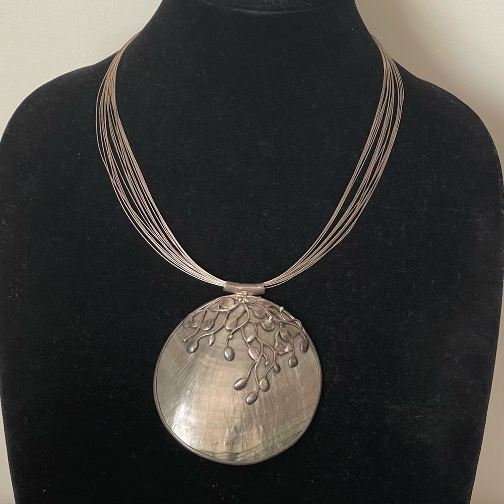 Viktoria Hayman Sterling Silver 925 Round Mother of Pearl pendant necklace